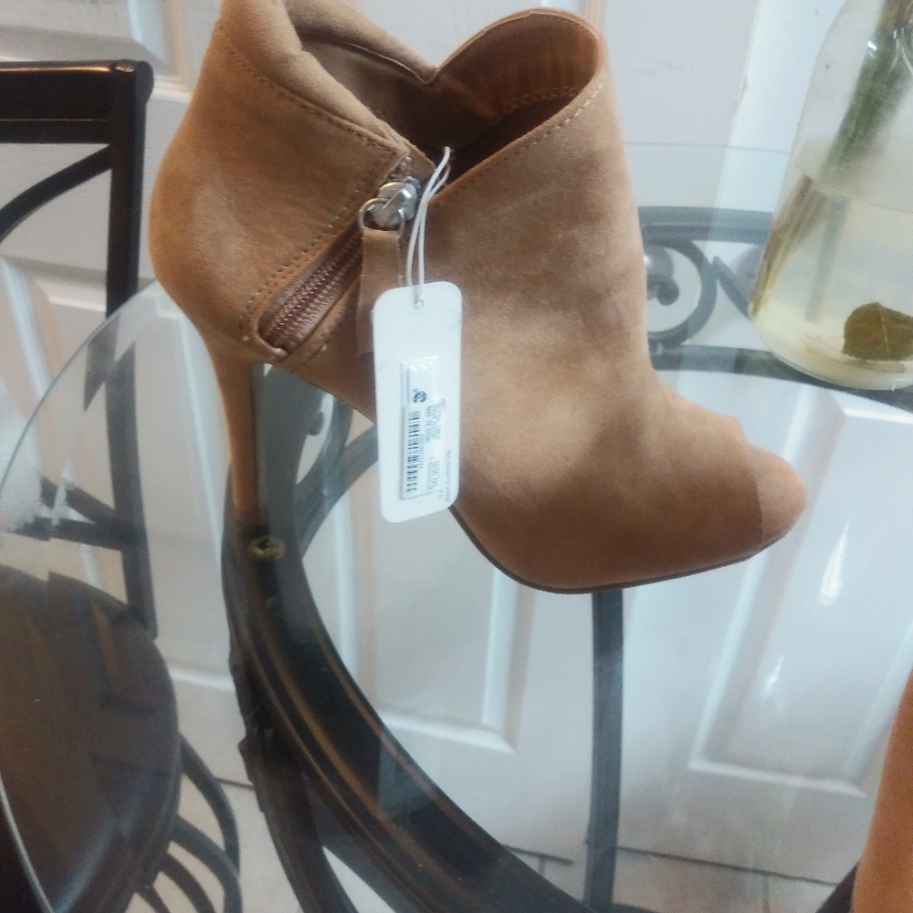 Shoes - Picture 7 of 7